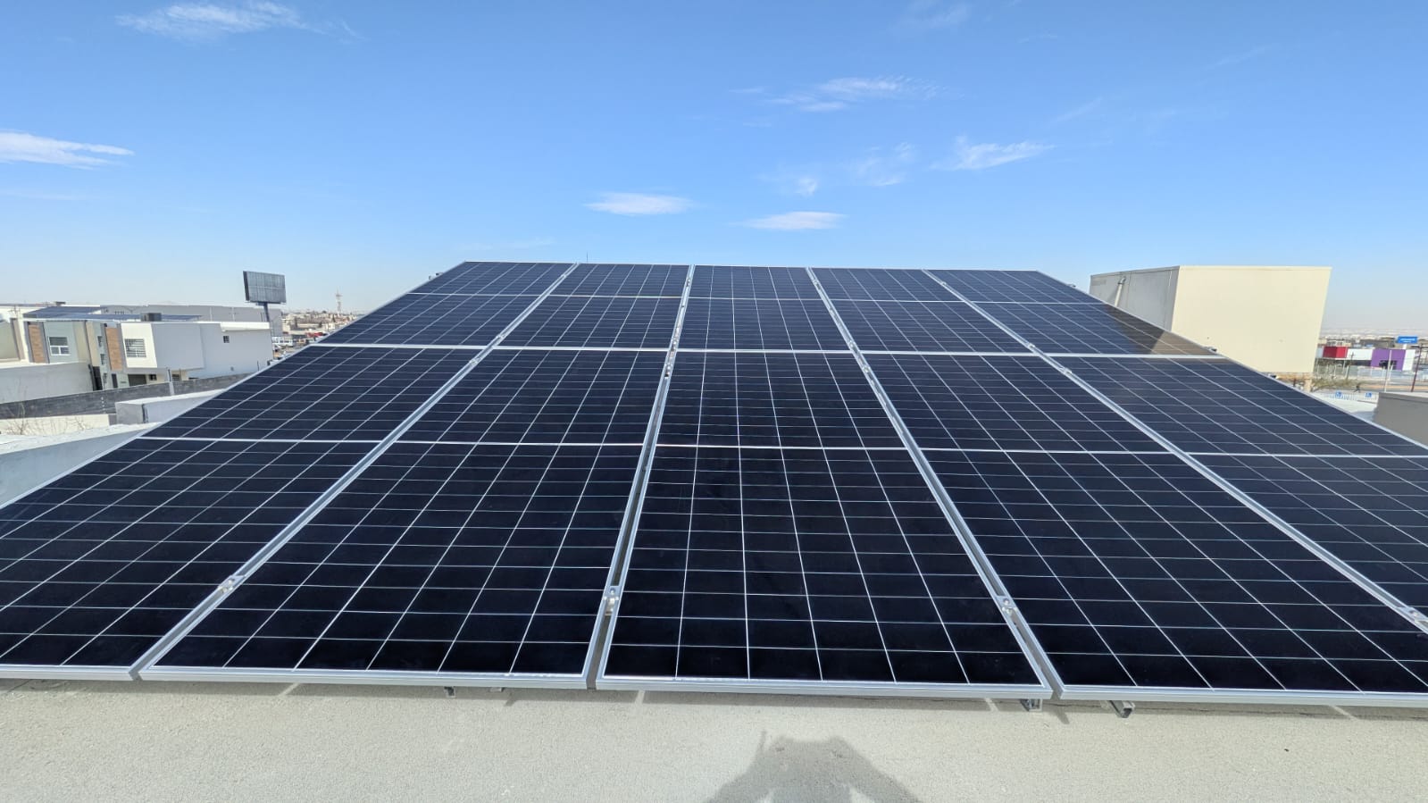 Paneles solares en el techo de una plaza comercial