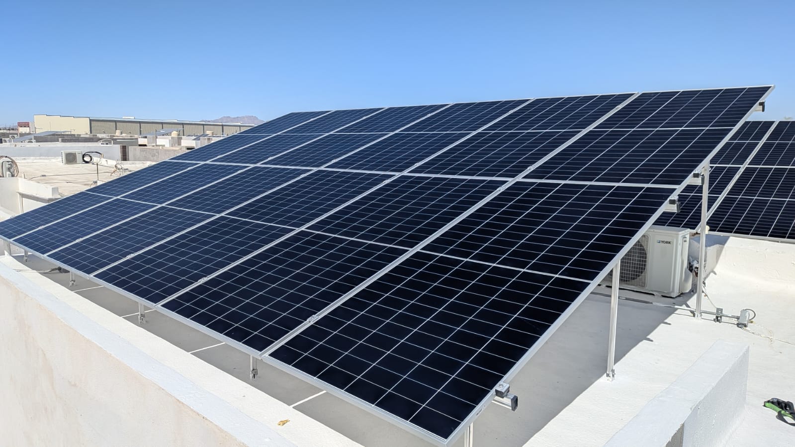 Paneles solares de un sistema residencial de 6 kW instalados sobre una azotea en Ciudad Juárez