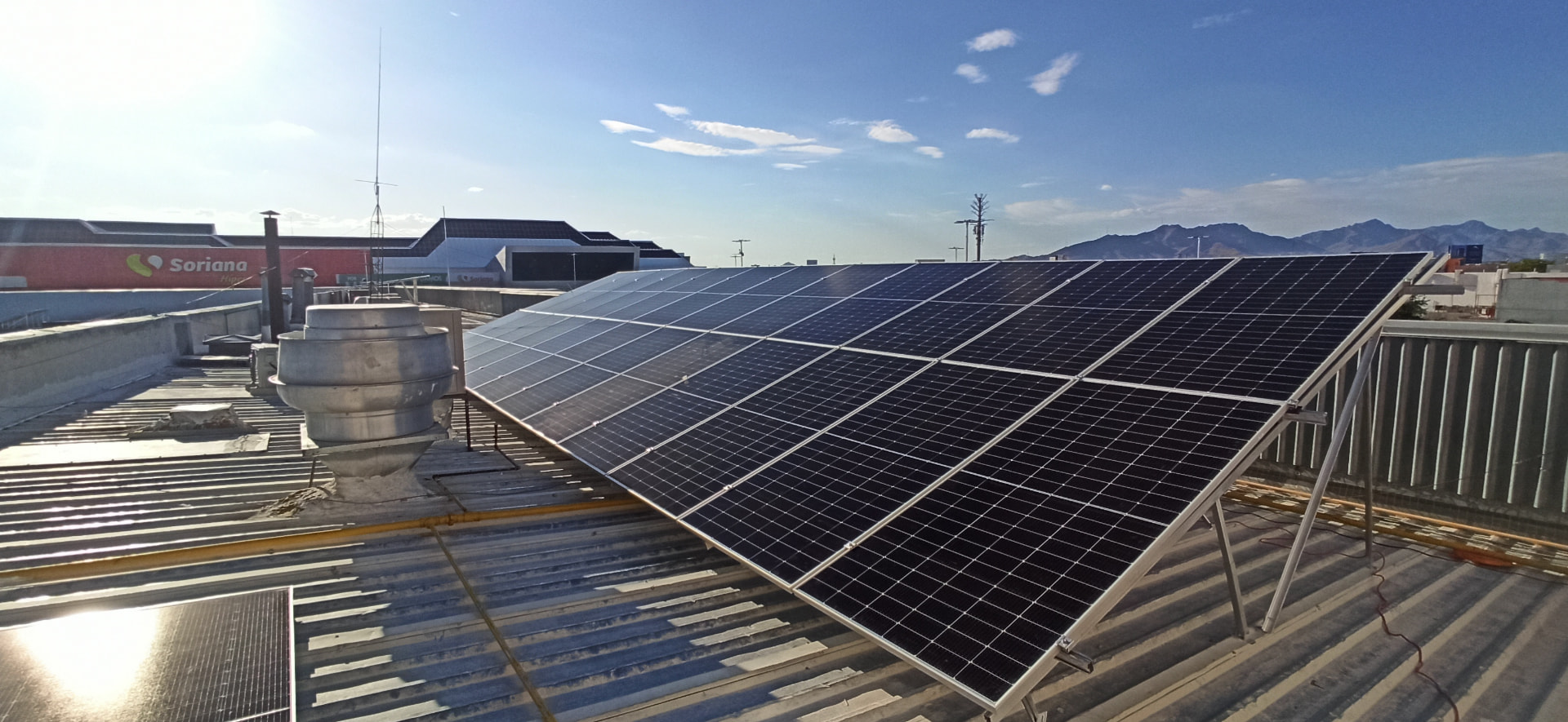 Paneles solares instalados en el techo de un restaurante de Plaza San Lorenzo en Ciudad Juárez