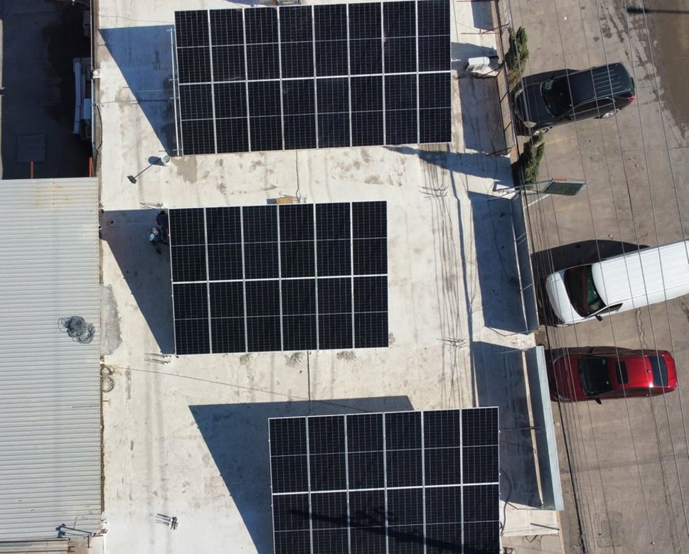 Paneles solares instalados en la azotea de una empresa de autotransporte con sistema de 20 kW