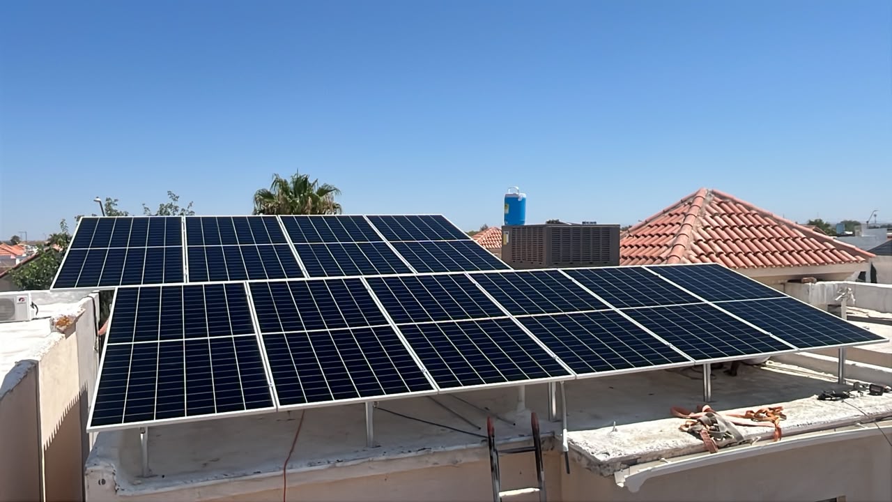 Paneles solares instalados en dos arreglos sobre la azotea de una vivienda en Ciudad Juárez